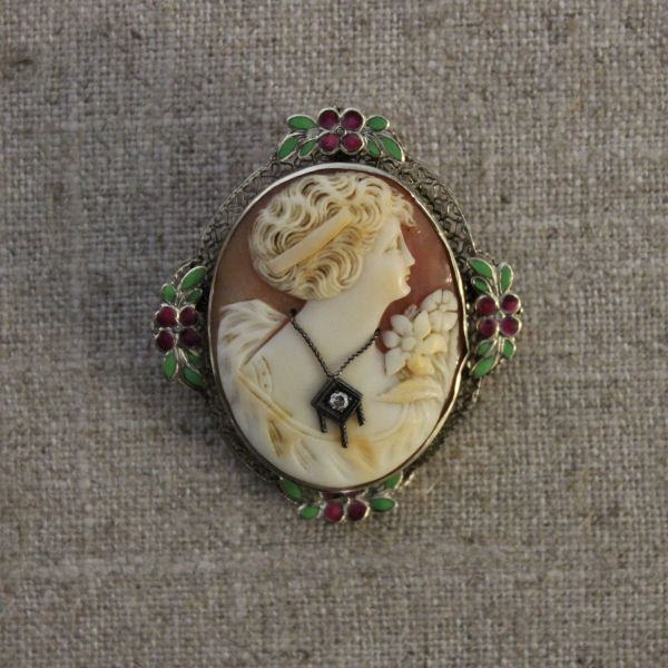 VINTAGE 14K YELLOW AND WHITE GOLD OVAL PIN WITH A LADU PORTRAIT CAMEO